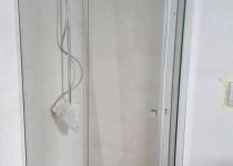 Плъзгаща стъклена душ кабина с квадратна дръжка